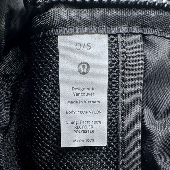 lululemon athletica Everywhere Belt Bag 1L - Black - 7.5” x 2” x 5” - Picture 4 of 4